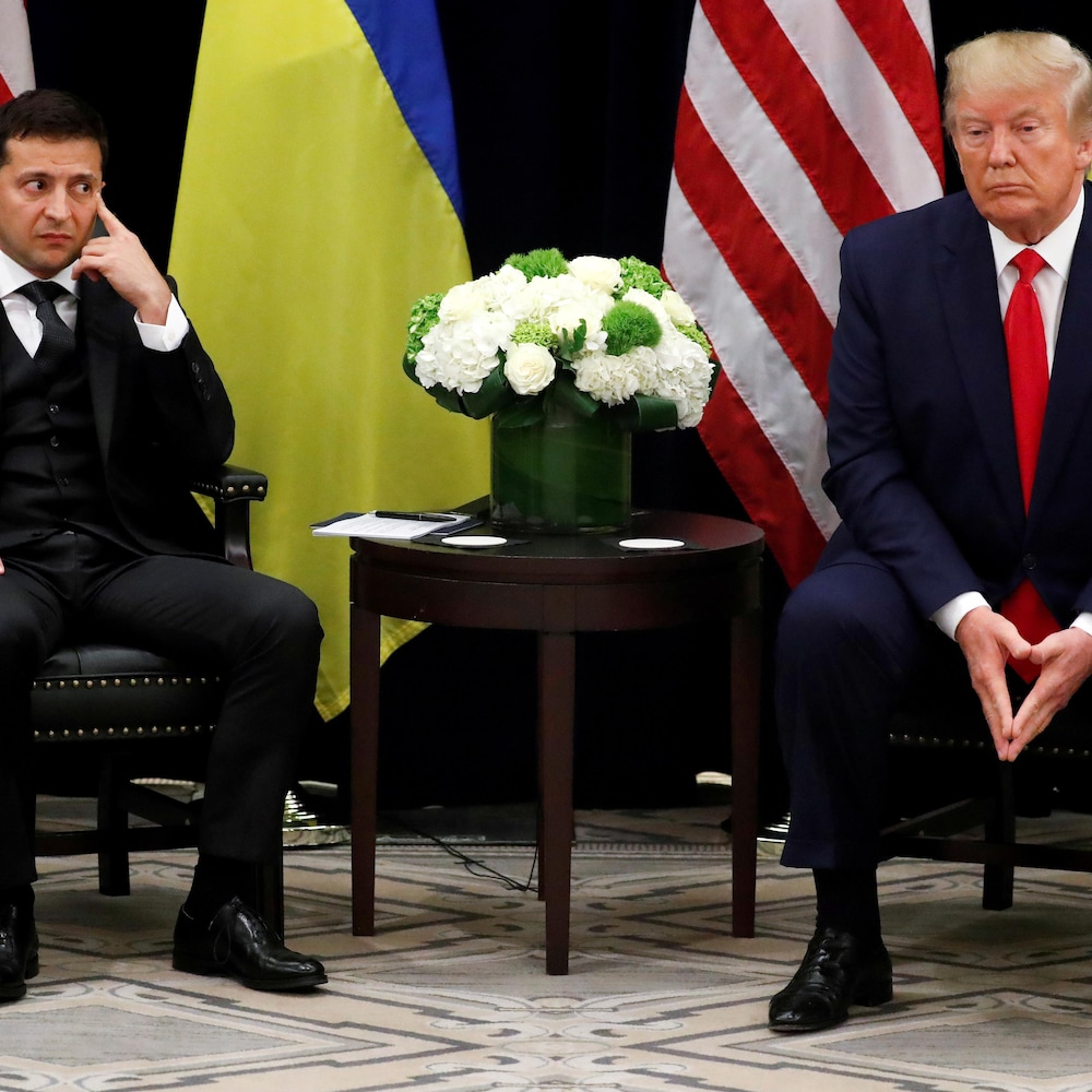 Volodymyr Zelensky et Donald Trump assis côte à côte.