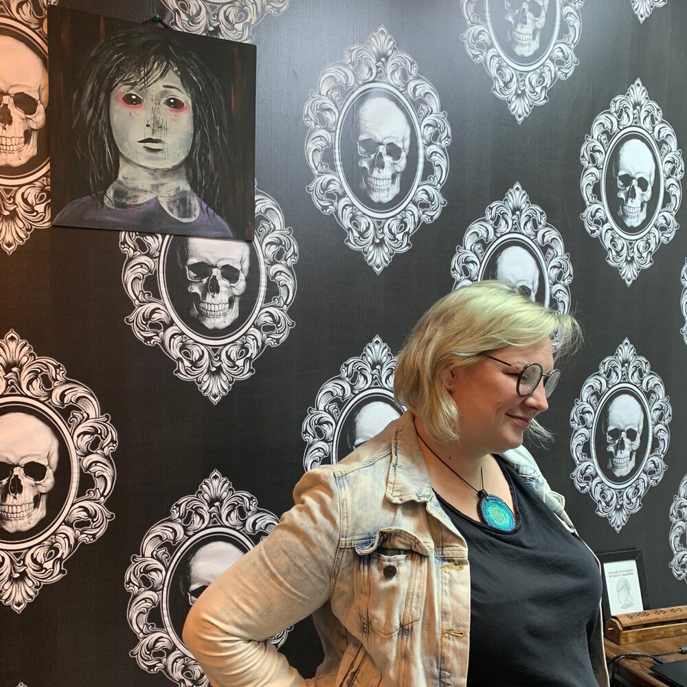 Zhenya Zakhar pose dans son studio de tatouage.