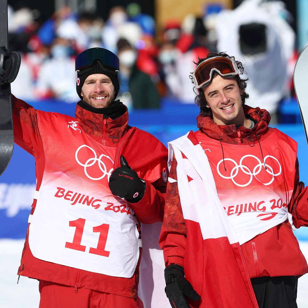 Max Parrot et Mark McMorris célèbrent leur victoire après la finale olympique de slopestyle à Pékin.
