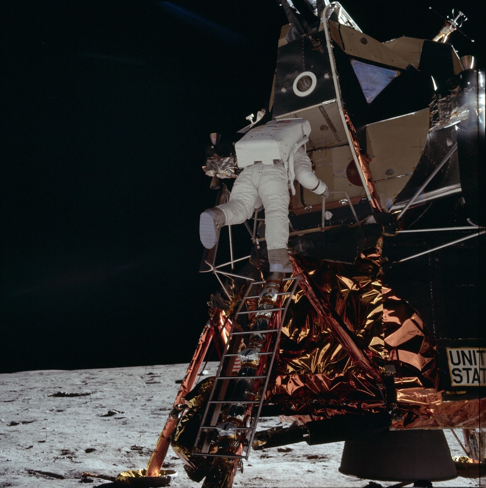 Buzz Aldrin descendant du module lunaire.