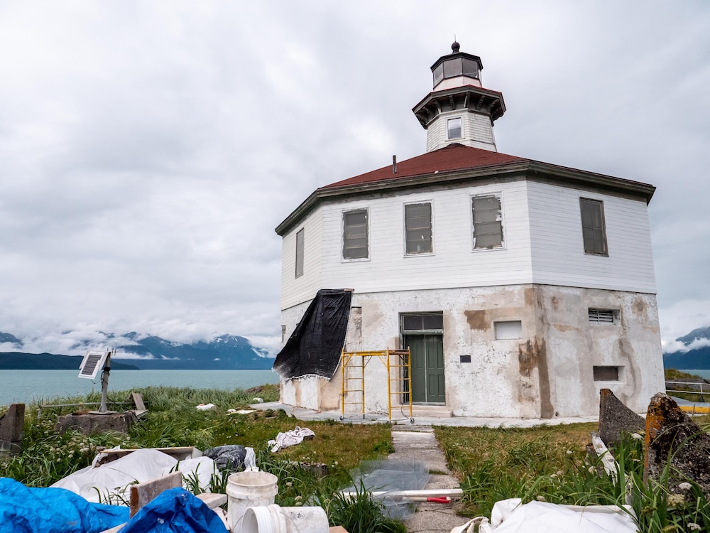 Le phare entouré des matériaux de restaurations,en Alaska, juillet 2022.