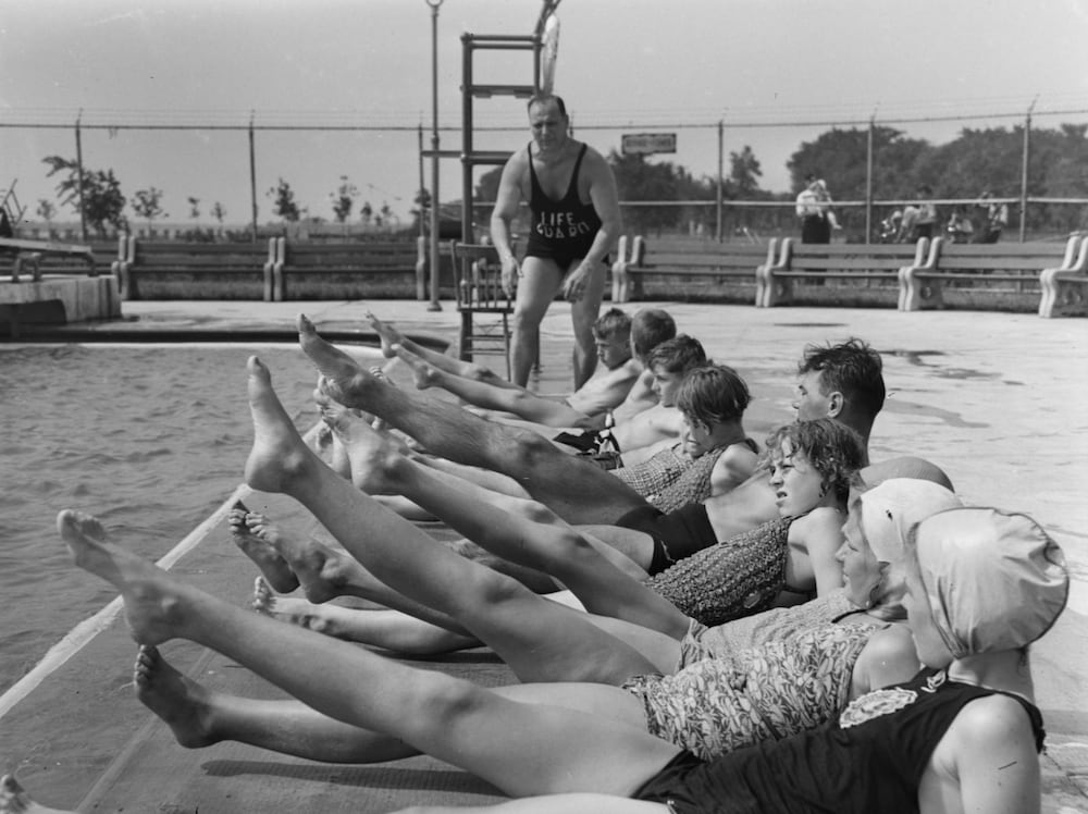 Des élèves en plein cours de natation en 1943.
