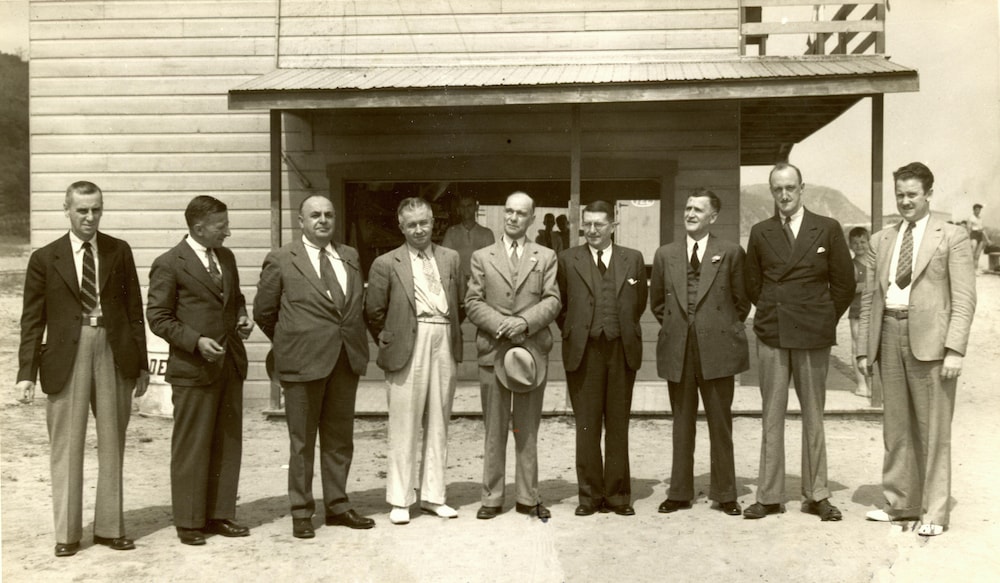 Le maire Lucien Borne et l'équipe de la Ligue de sécurité devant le chalet principal en 1938.