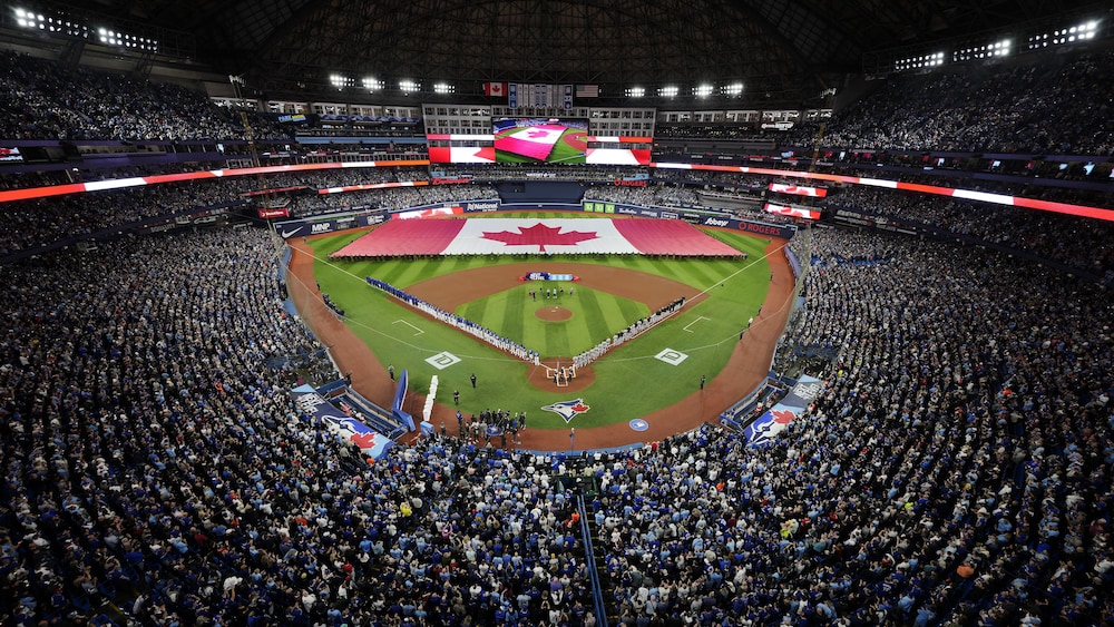 Vue d'ensemble du Centre Rogers dont les gradins sont remplis pour le match d'ouverture locale des Blue Jays de Toronto.