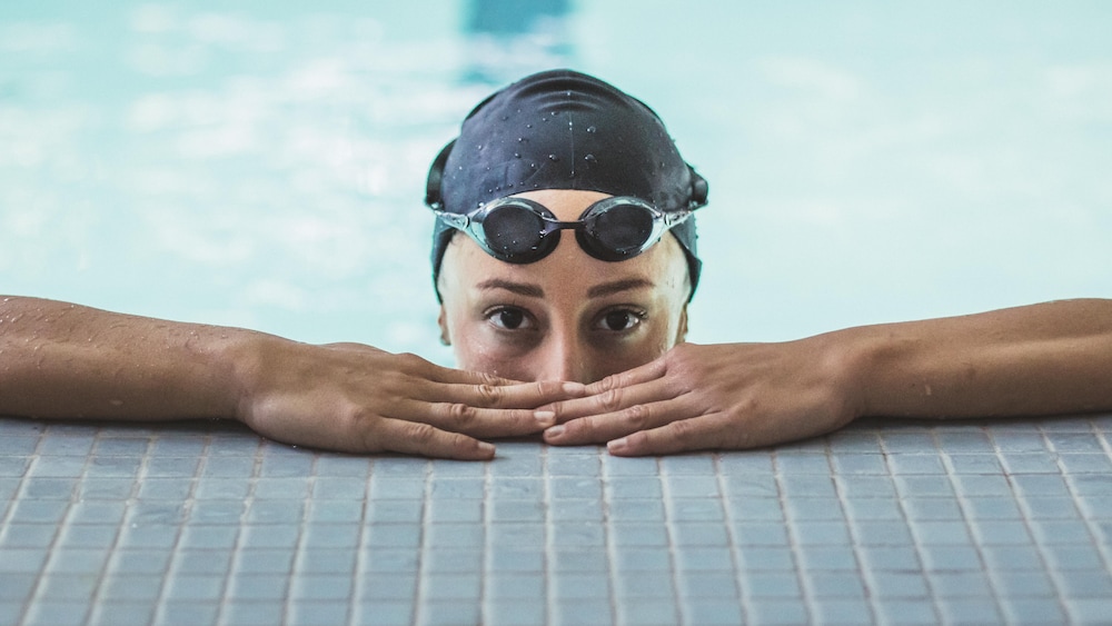 Maxime Cormier/Némésis Films Dans une piscine, elle regarde droit vers la caméra.
