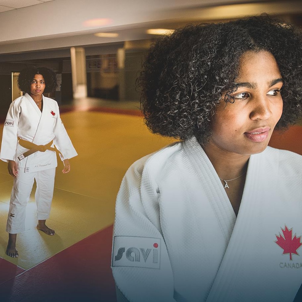 La judoka Ana Laura Portuondo Isasi, sur un tatami, regarde la caméra.