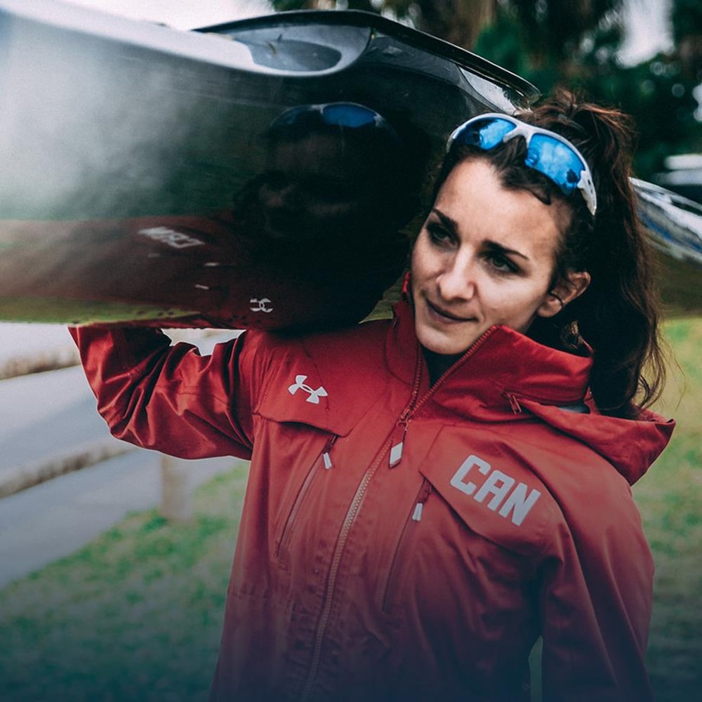 Andréanne Langlois transporte son kayak sur une épaule.