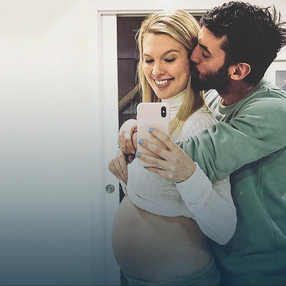 Charles Hamelin enlace sa conjointe Geneviève Tardif.
