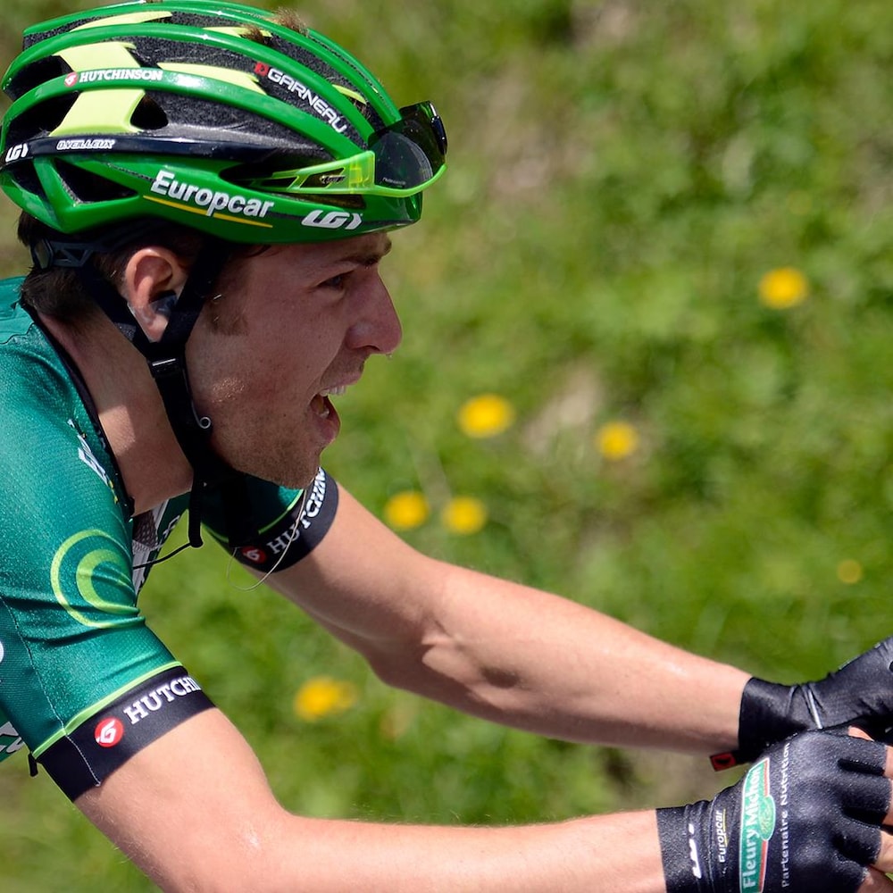 Plan de profil d'un cycliste en vert, en plein effort