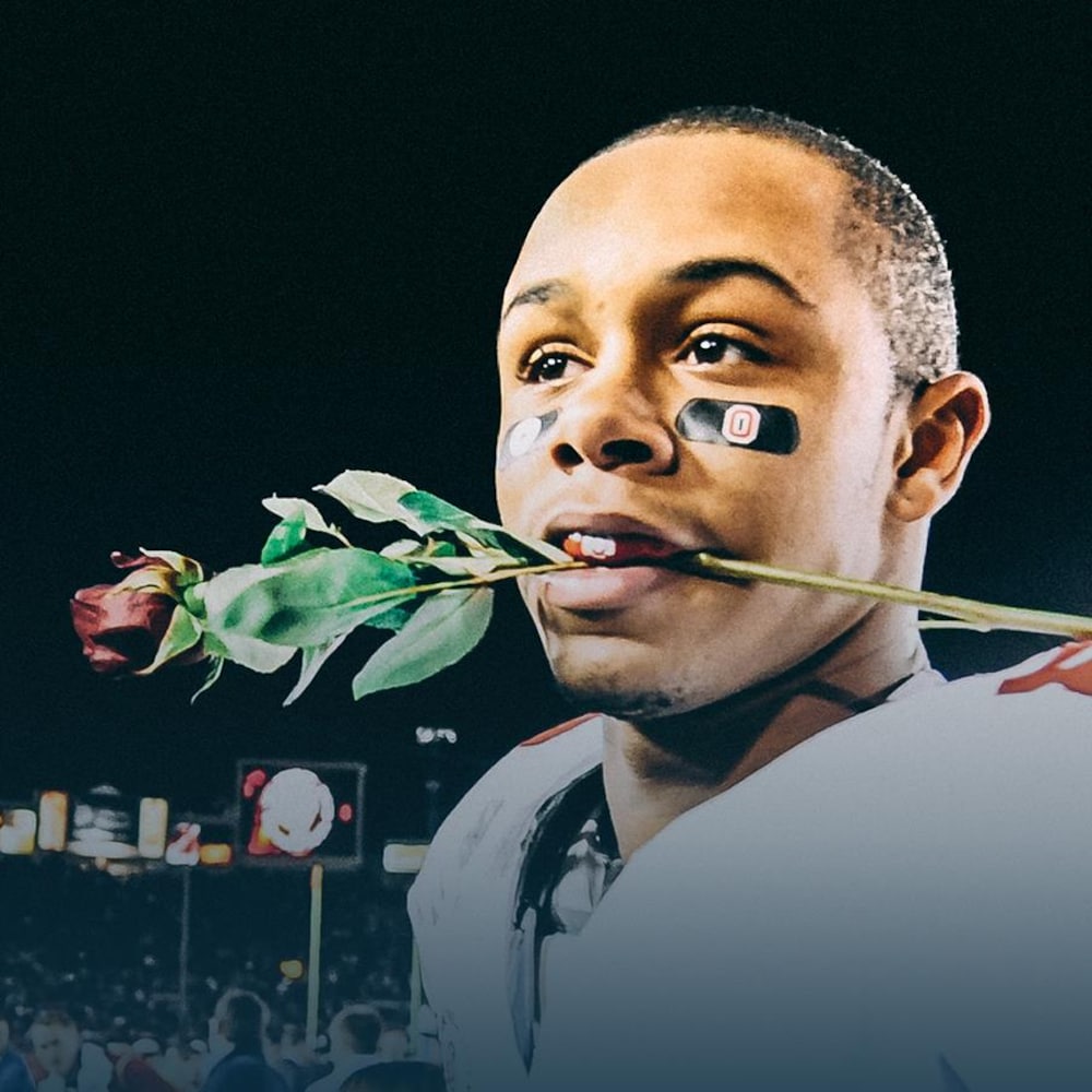 DeVier Posey tient une rose dans sa bouche.
