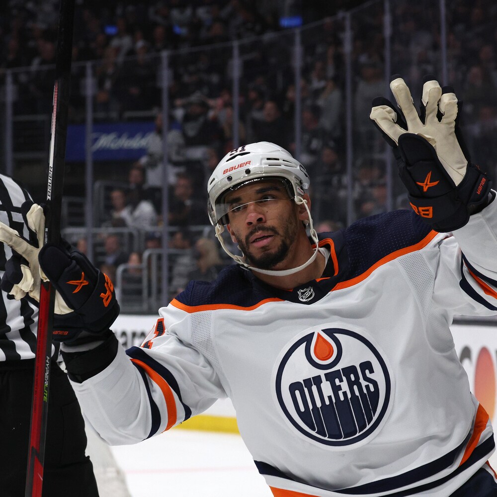 Evander Kane waves to the crowd after scoring a goal.