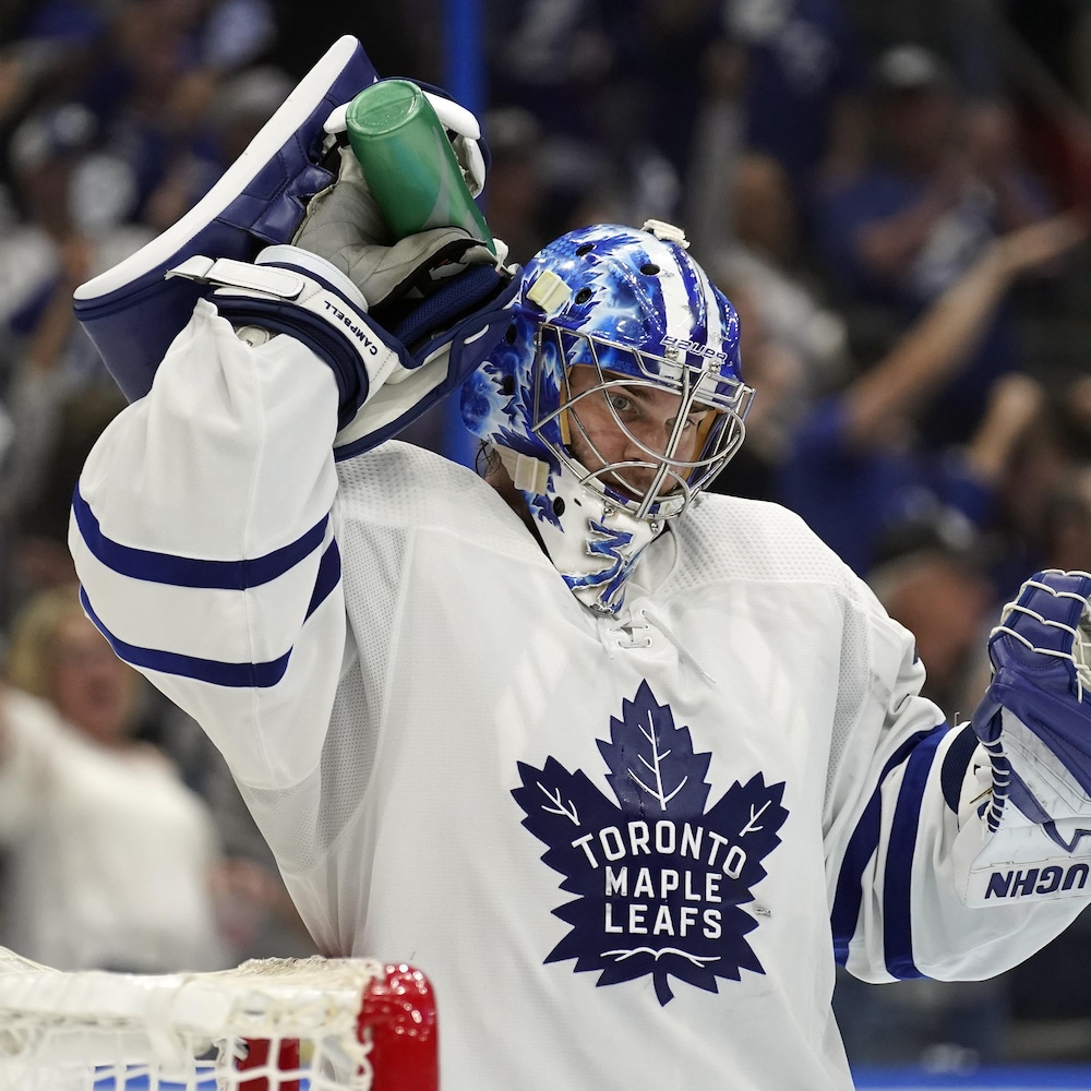 Maple Leafs goaltender Jack Campbell splashes water during a stoppage in play.