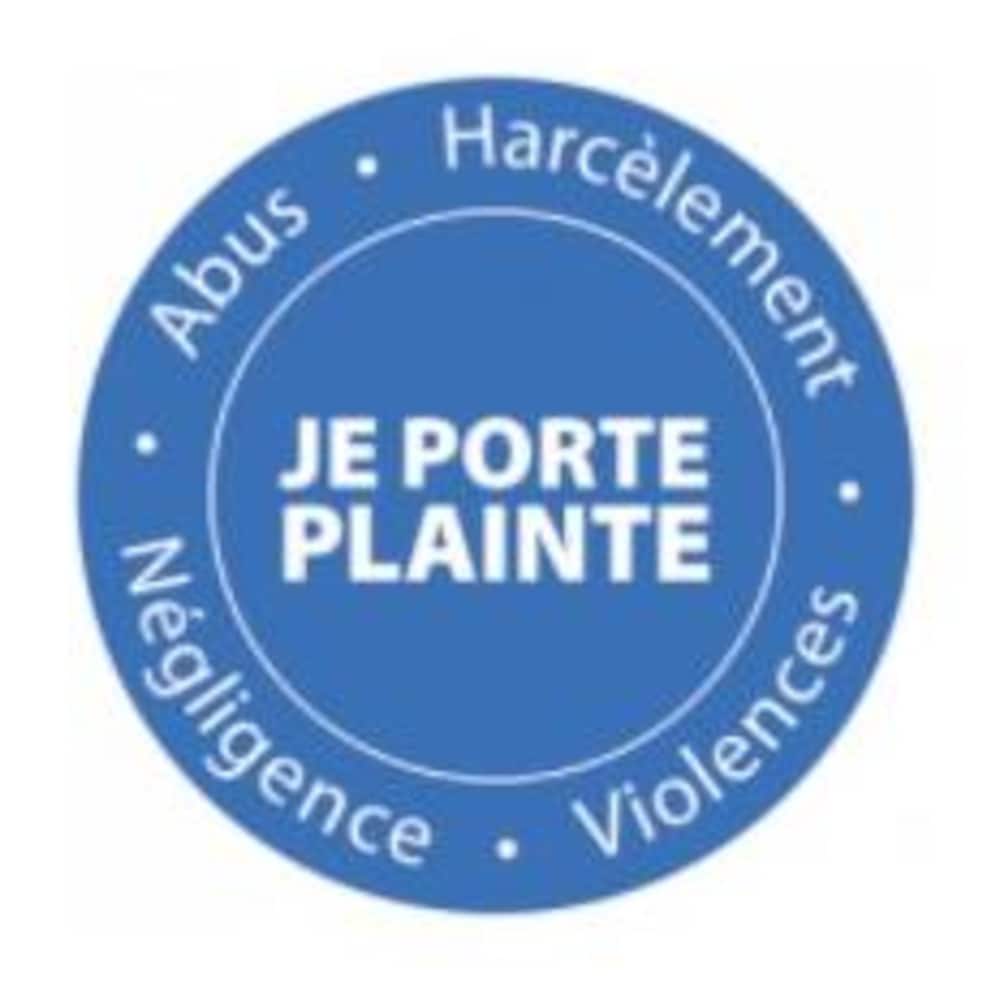 Un logo rond, bleu et blanc. Il est écrit au centre Je porte plainte et autour : abus, harcèlement, négligences et violences.