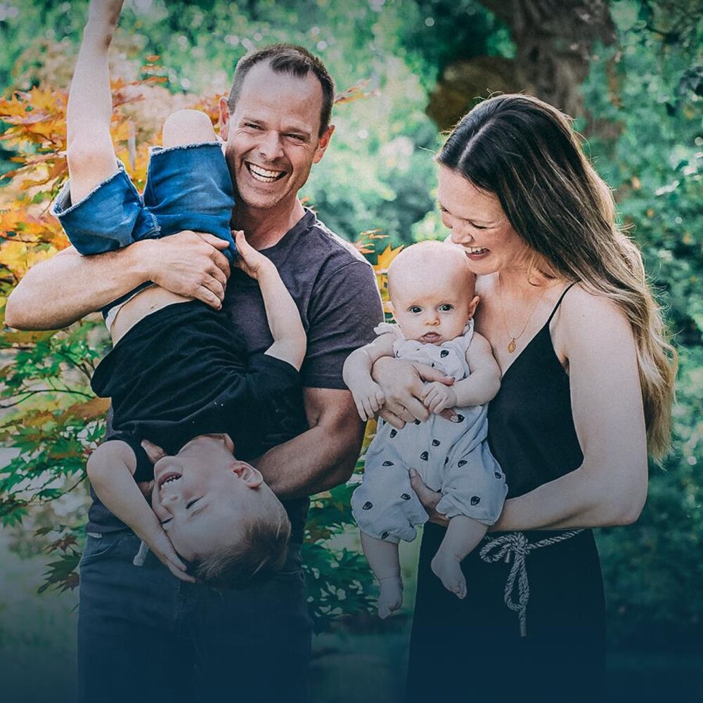 Jean-Luc Brassard tient son fils Grey, qui rit, sous le regard de sa conjointe Shana et de leur fille Ciel.