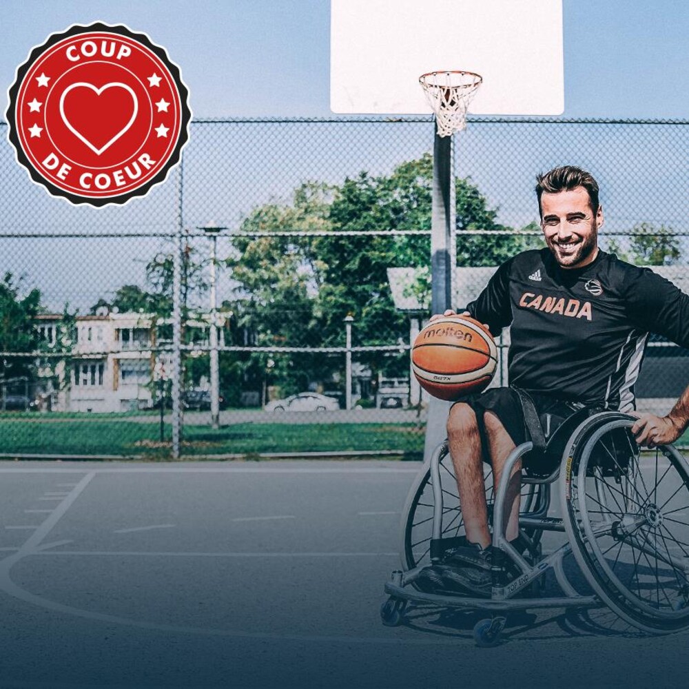 Jonathan Vermette est assis dans un fauteuil roulant sur un terrain de basketball et tient un ballon.