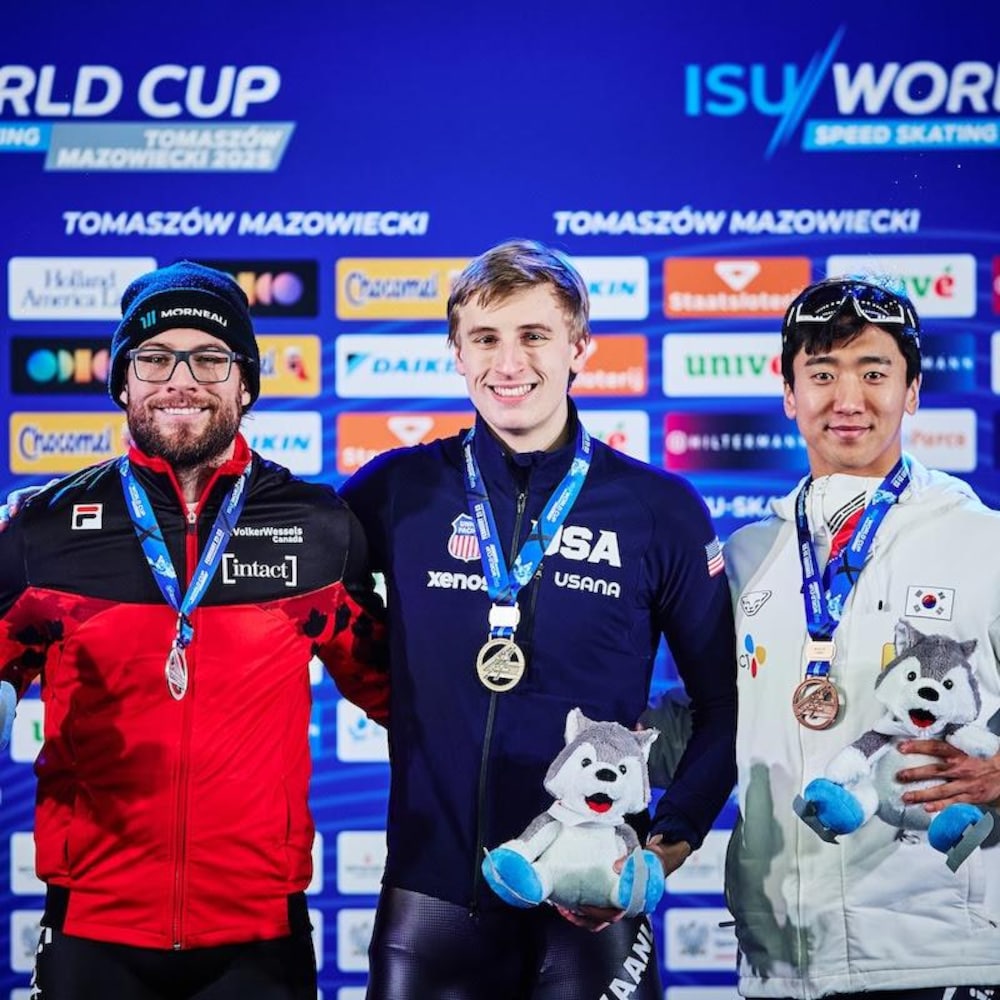 Ils ont une médaille au cou et tiennent une peluche. 