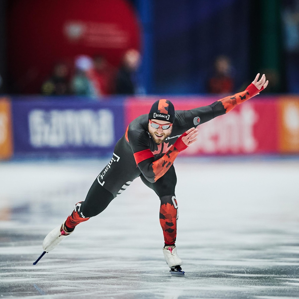 Un patineur de vitesse en pleine action