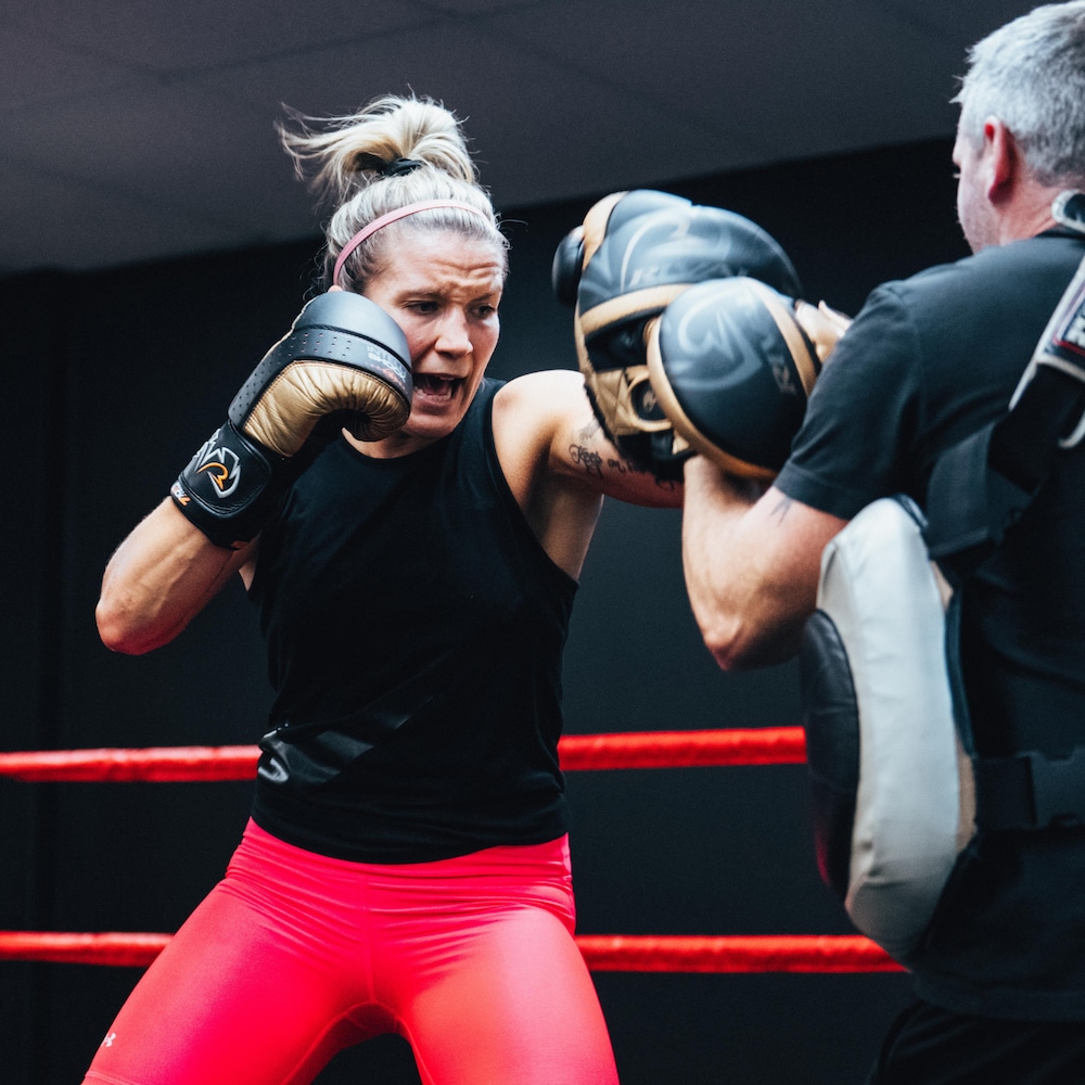 Elle frappe la cible se son partenaire dans le ring