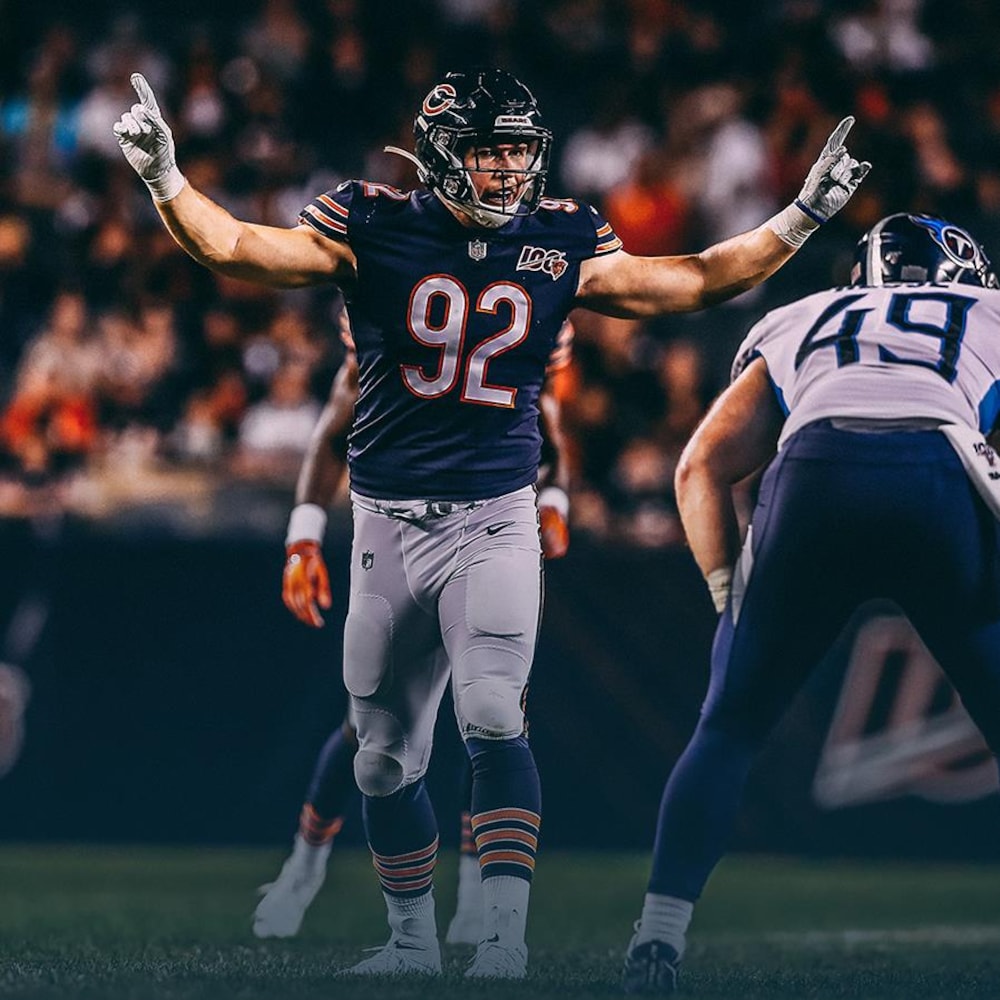 Mathieu Betts lève les bras pendant un match préparatoire des Bears de Chicago contre les Titans du Tennessee.