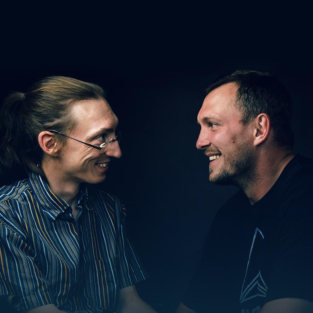 Les frères Mathieu et Martin Bédard se regardent en souriant.
