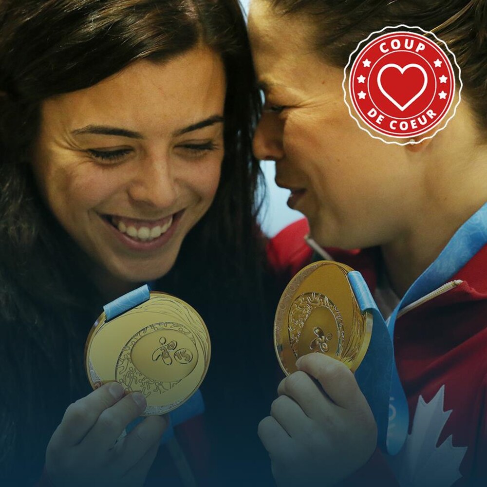Deux femmes sourient côte à côte.
