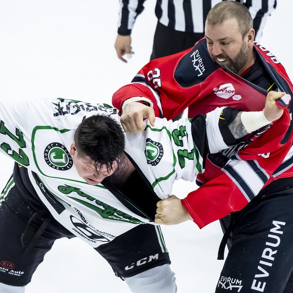 Deux joueurs de hockey se battent. 