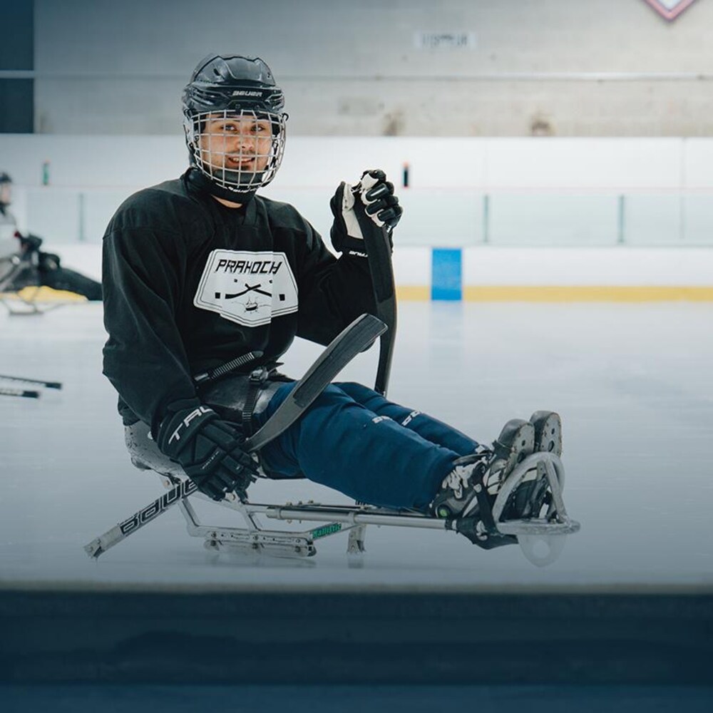 Un joueur de parahockey sur la glace pendant un entraînement.