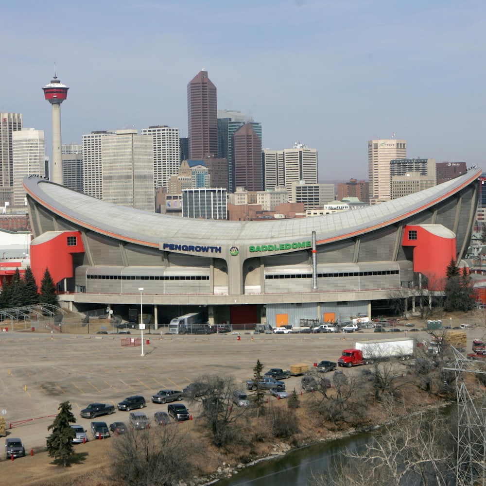 Vue extérieure du Saddledome avec en arrière-plan la ville de Calgary. 