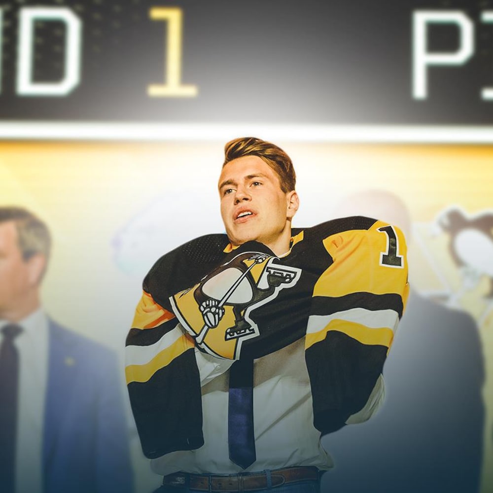 Samuel Poulin enfile le chandail des Penguins de Pittsburgh après avoir été repêché par l'équipe de la LNH.