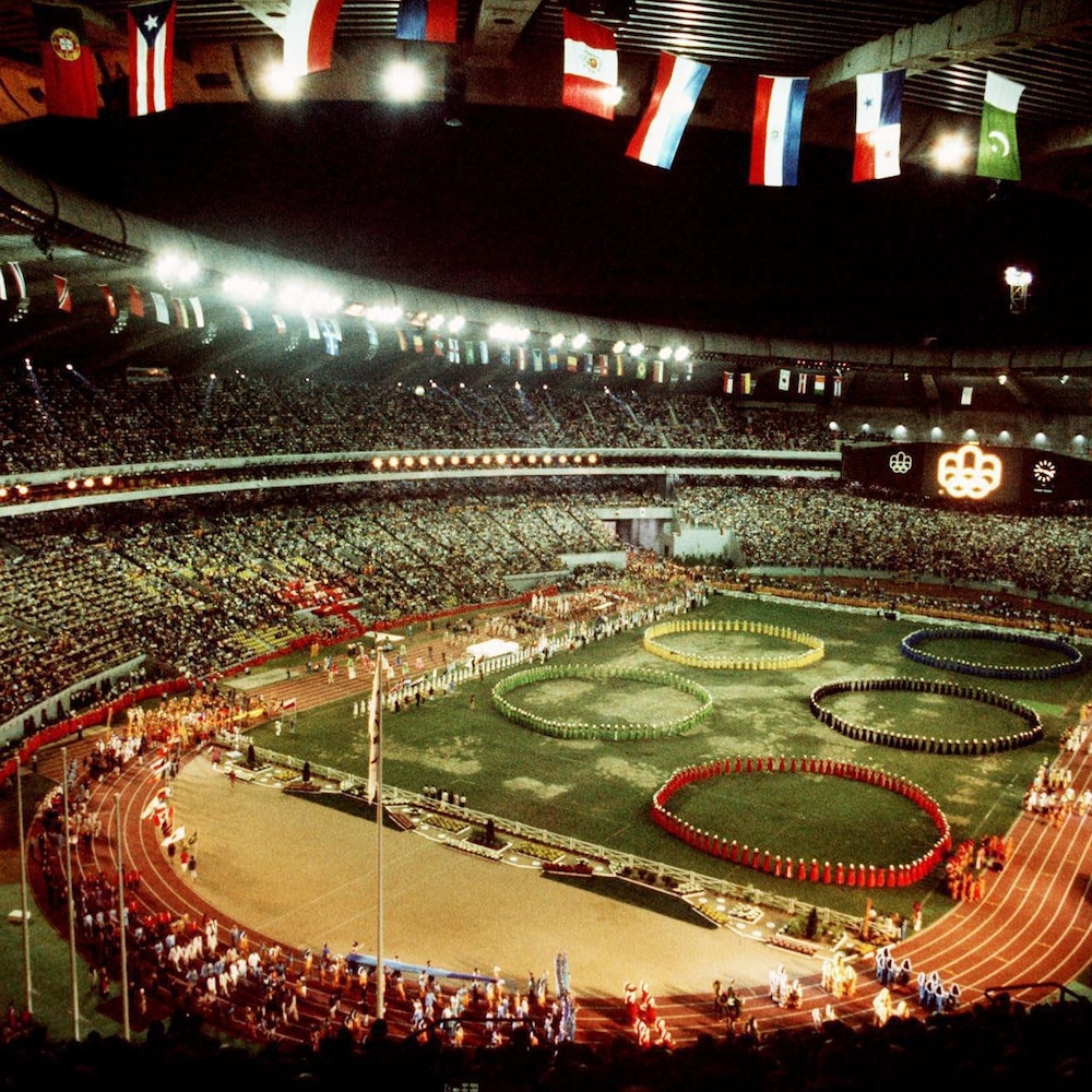 Vue aérienne du stade, des spectateurs et du spectacle.