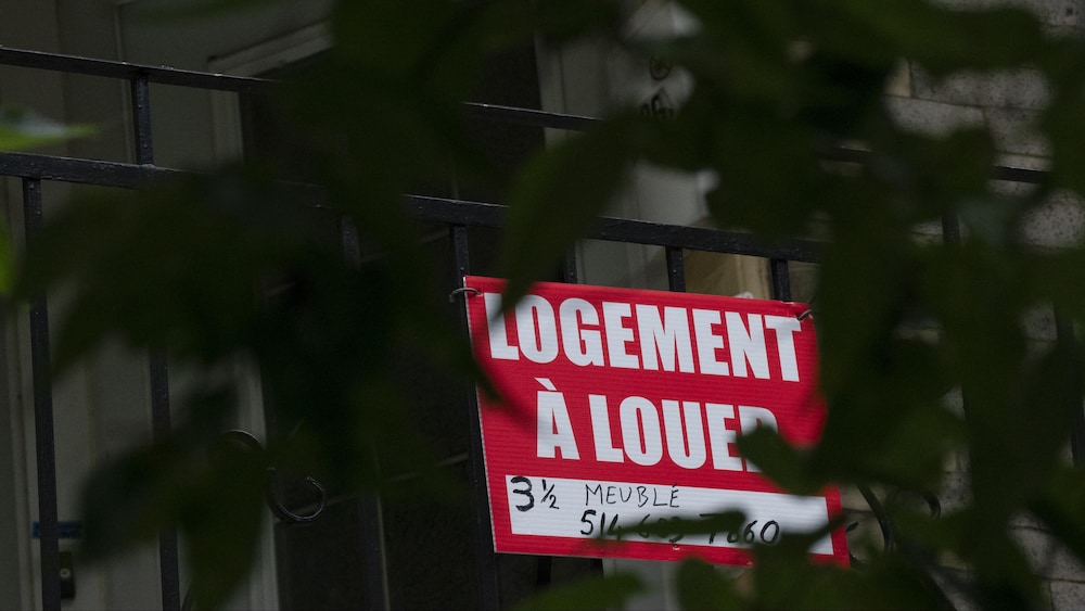 Une pancarte "logement à louer" devant un immeuble, à Montréal.