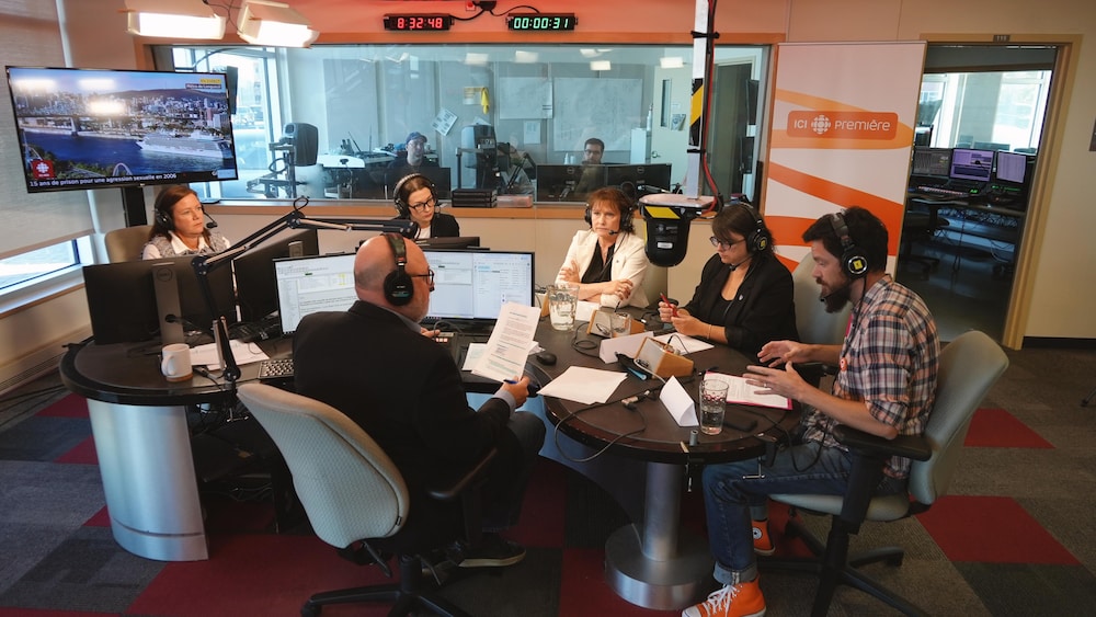 Les cinq candidats font face à l'animateur Éric Gagnon.
