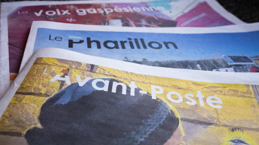 Trois journaux papiers empilés.