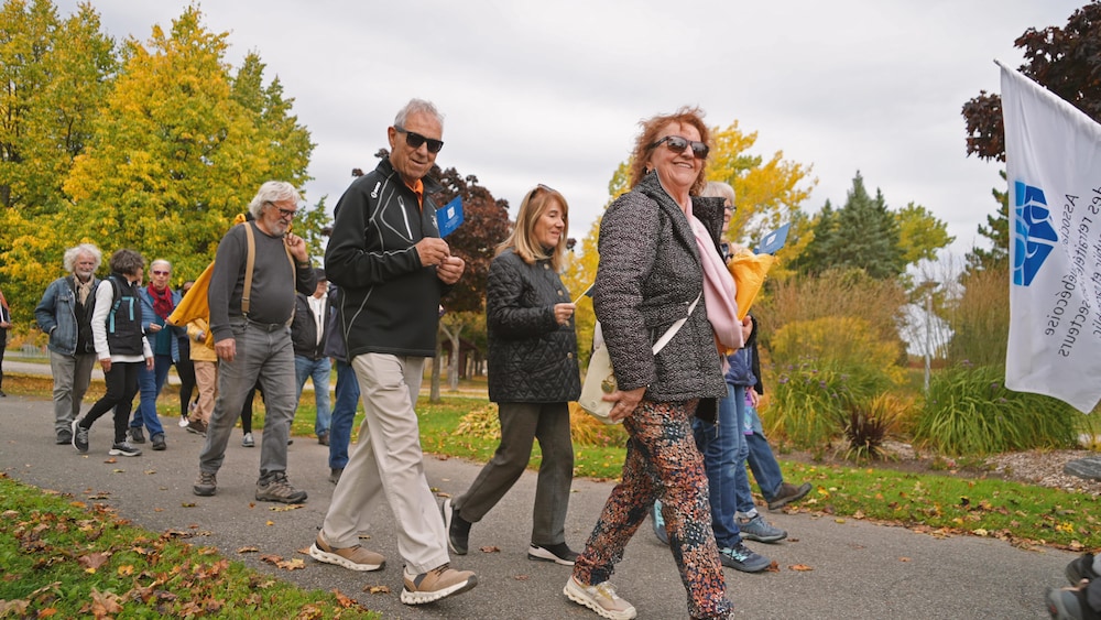Des gens marchent dans un parc.