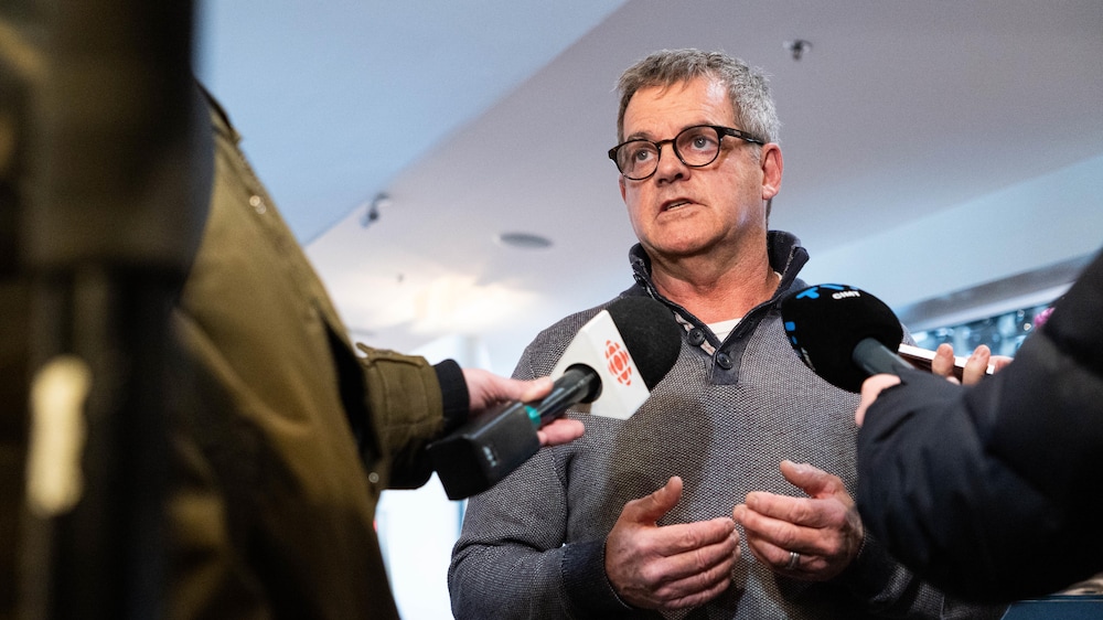 Gilles Pelletier s'adresse aux médias en mêlée de presse. 