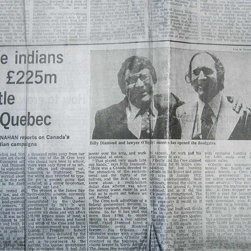 Des photos et pages de journaux d'archives conservées par James A. O'Reilly, retraçant son travail pour faire avancer les droits territoriaux des peuples autochtones au Québec.