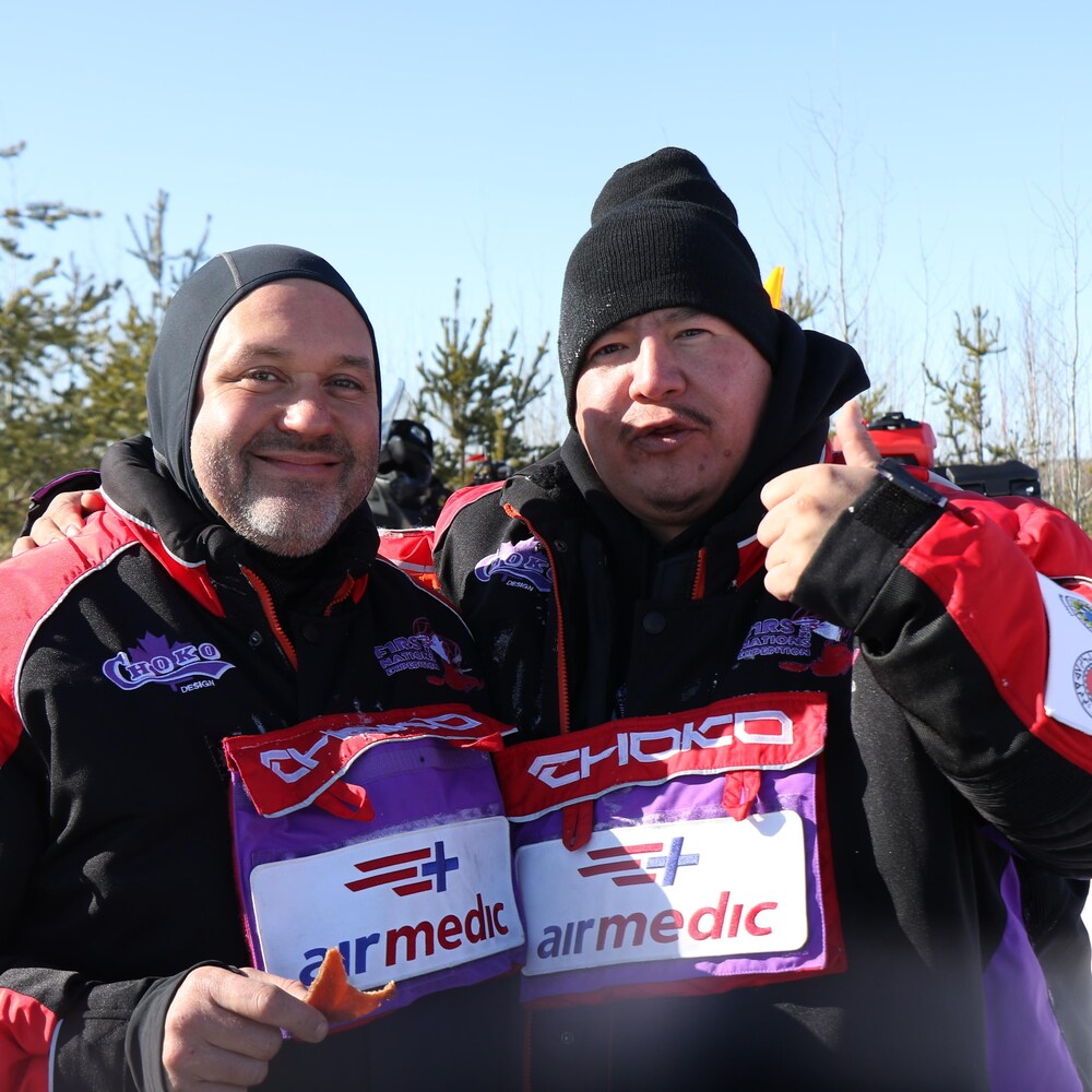 Vincent Chatigny et Tommy Tettaut sont bras dessus bras dessous. 