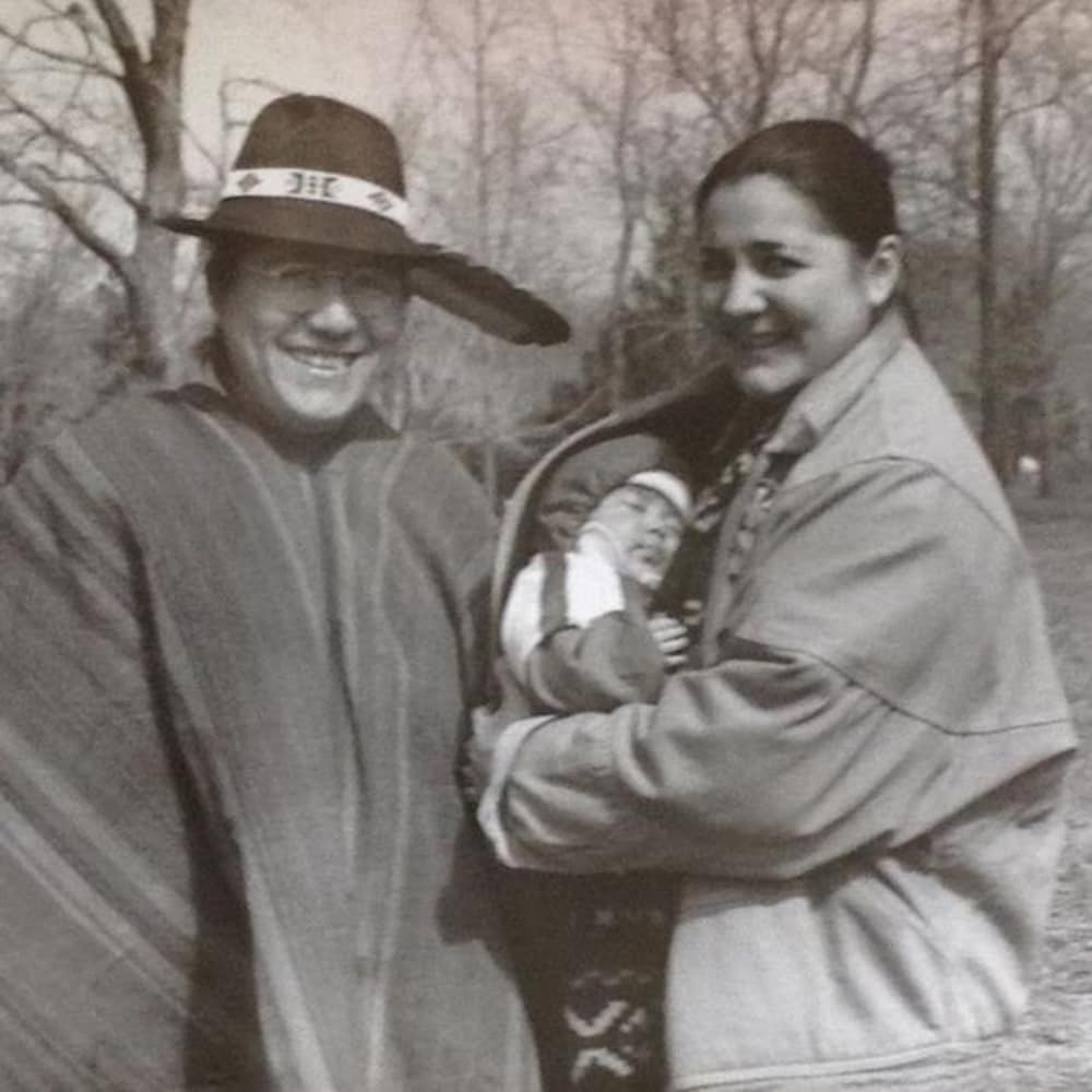 Photo en noir et blanc de la famille de Félix Atencio-Gonzalez lorsque sa fille était bébé.