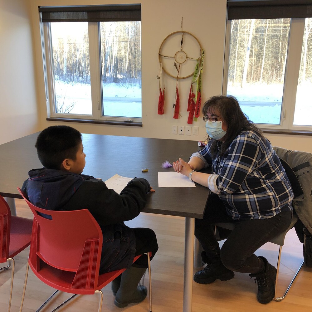 Une intervenante discute avec un enfant au Centre d'amitié autochtone de Val-d'Or.