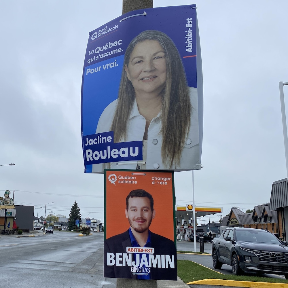 Des affiches électorales accrochées en bordure d'une rue à Val-d'Or.