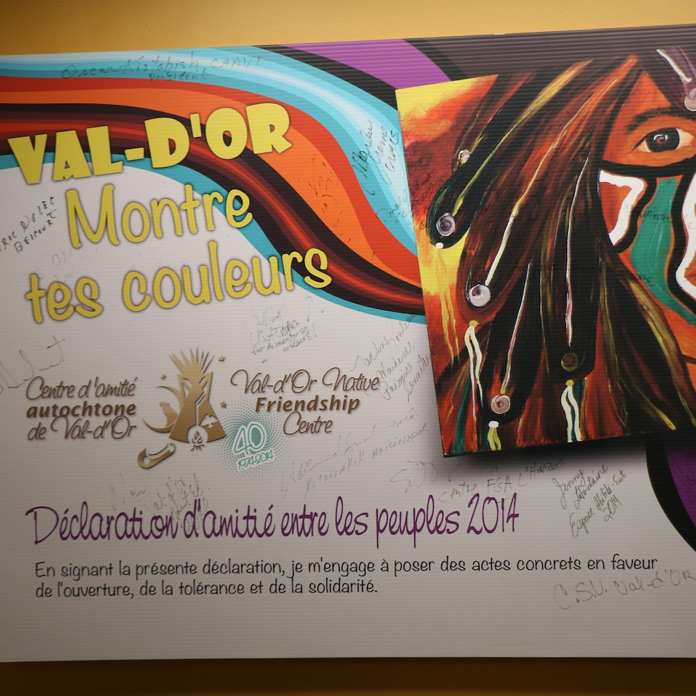 Une affiche témoignant d'une Déclaration d'amitié entre les peuples de Val-d'Or, datant de 2014.