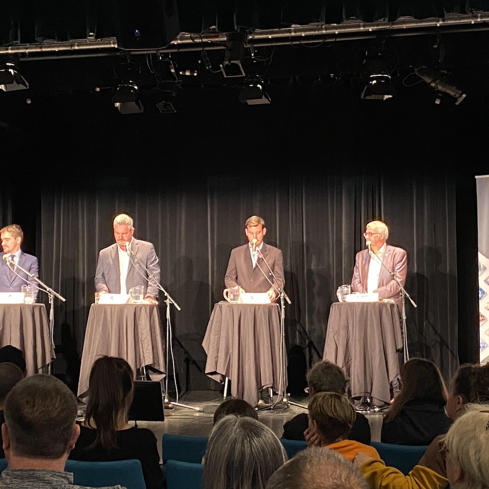 Cinq candidats aux élections provinciales de 2022 dans la circonscription d'Abitibi-Est participent à un débat à Val-d'Or.
