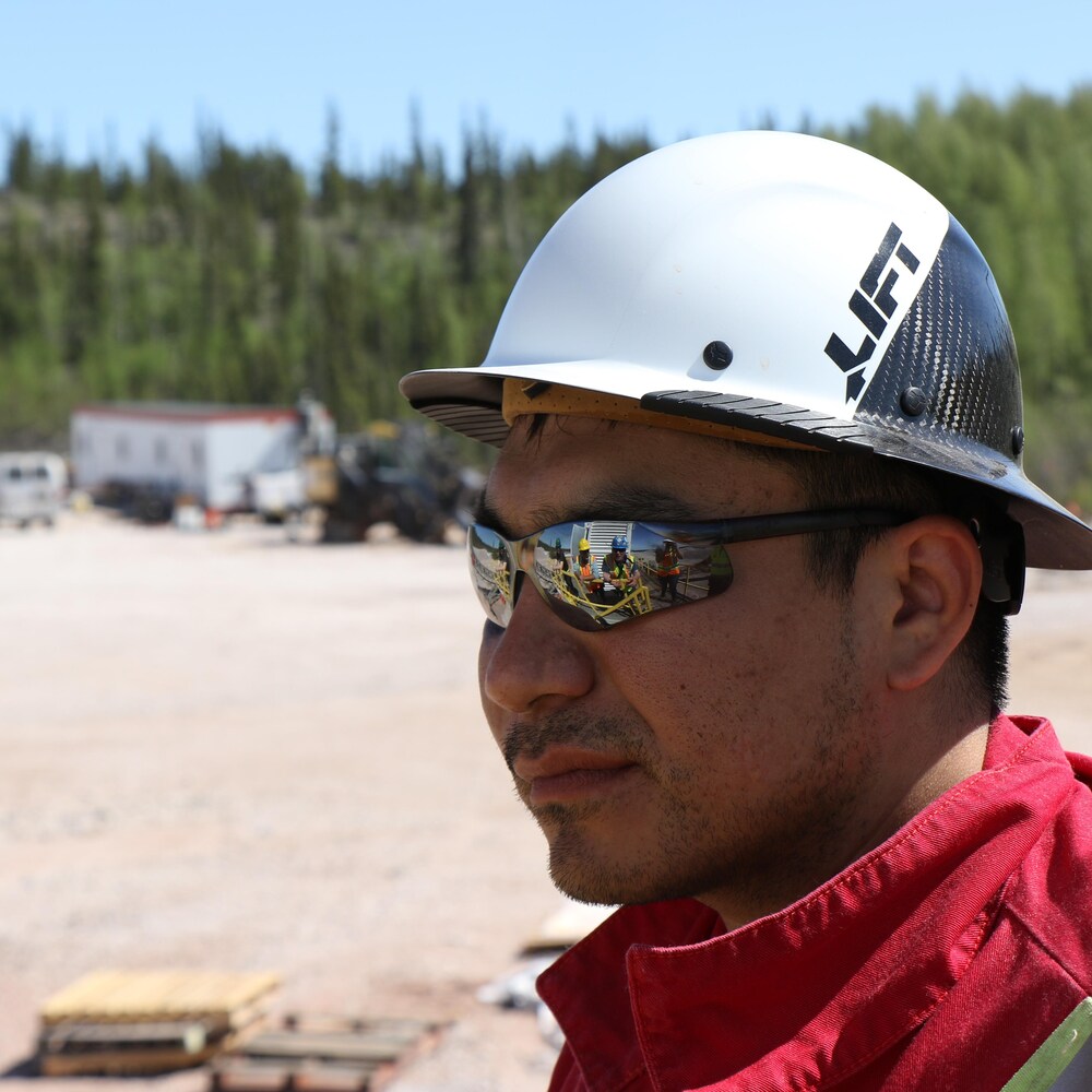 Un homme avec un casque et des lunettes de soleil.