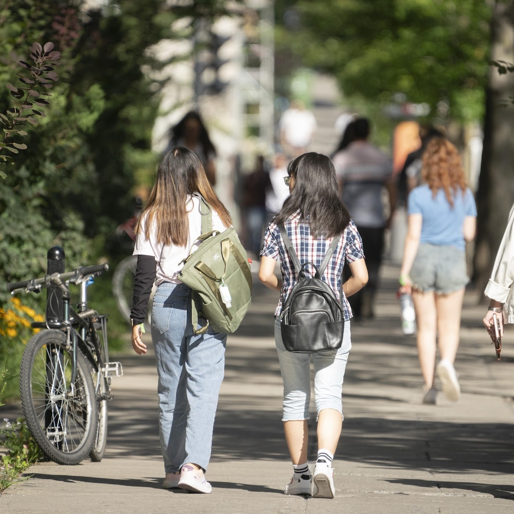 Des étudiants dans le centre-ville de Montréal.