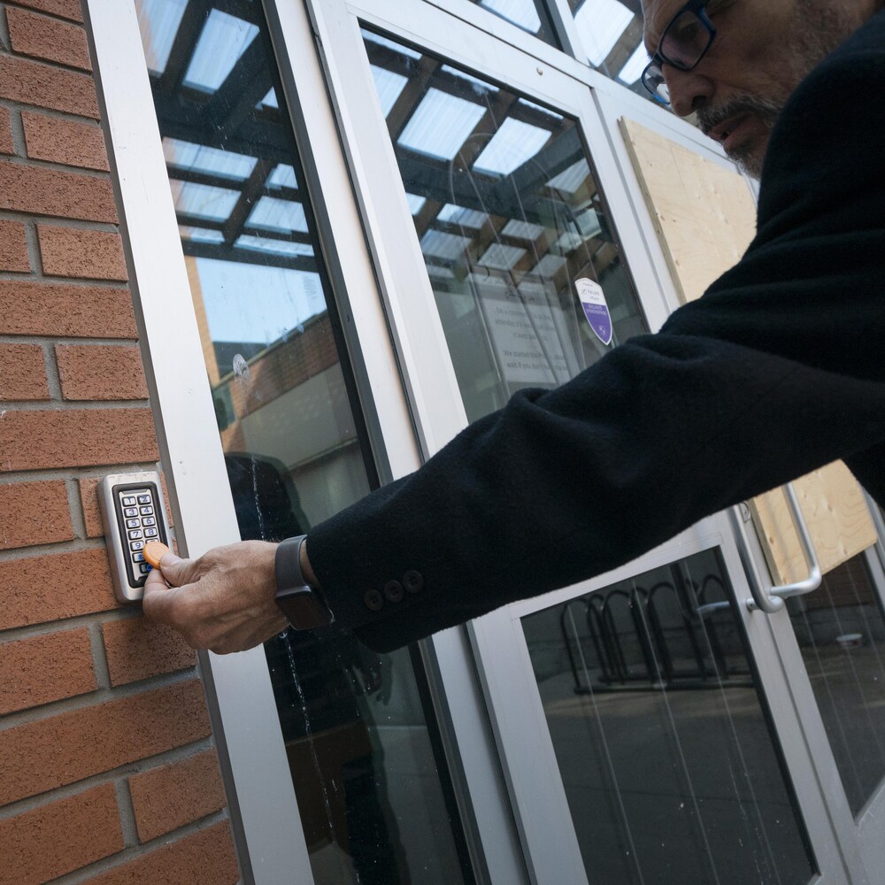 Digicode de sécurité à l'entrée d'une mosquée.