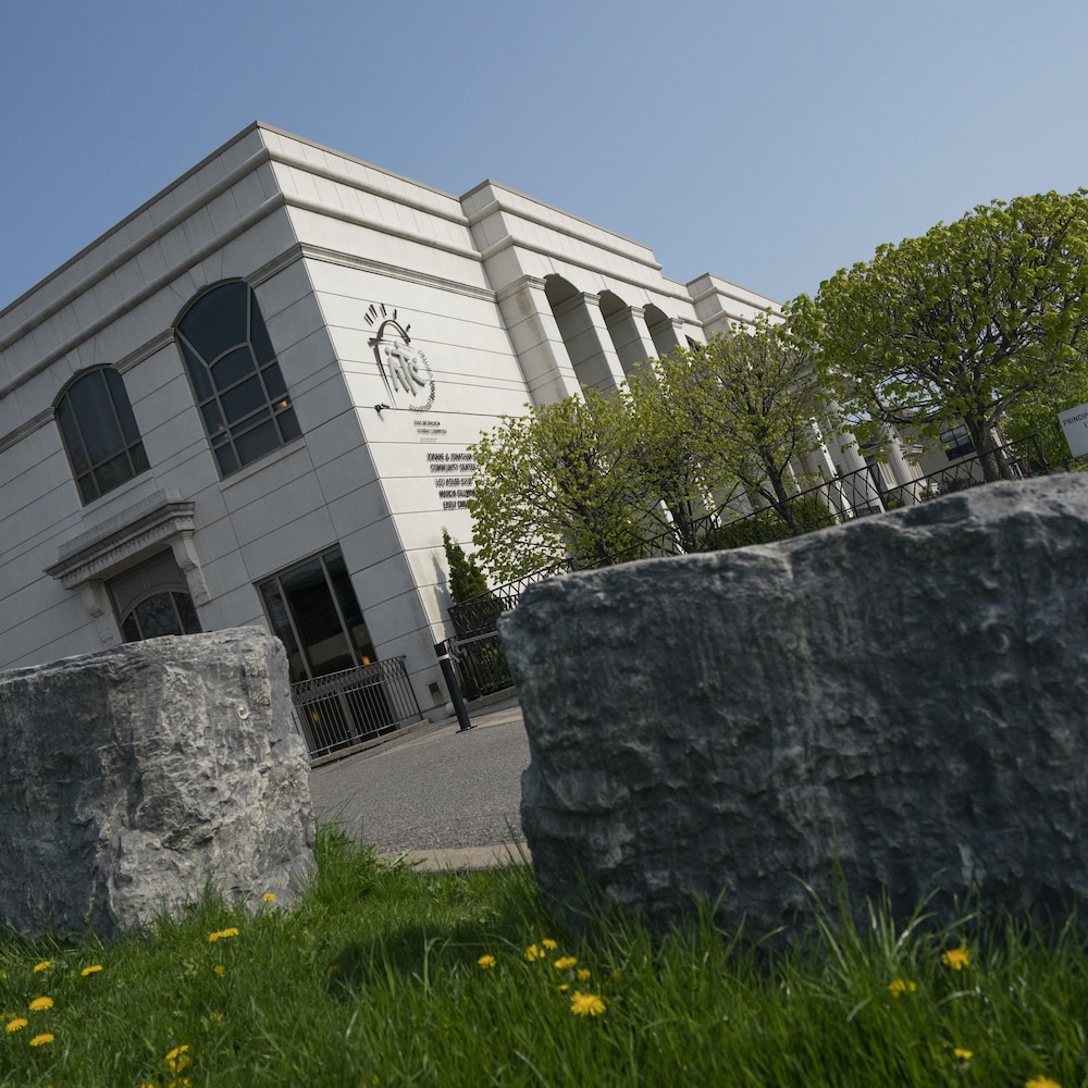  Une synagogue à Montréal. Des blocs de béton lui assurent une certaine protection.