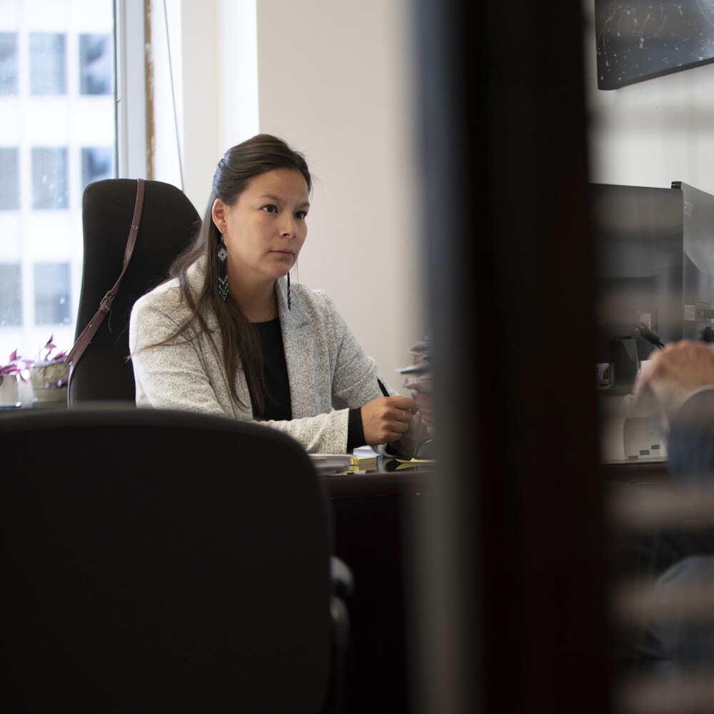 L'avocate innue Marie-Claude André-Grégoire  et l'avocat James A. O’Reilly, dans leurs bureaux à Montréal.