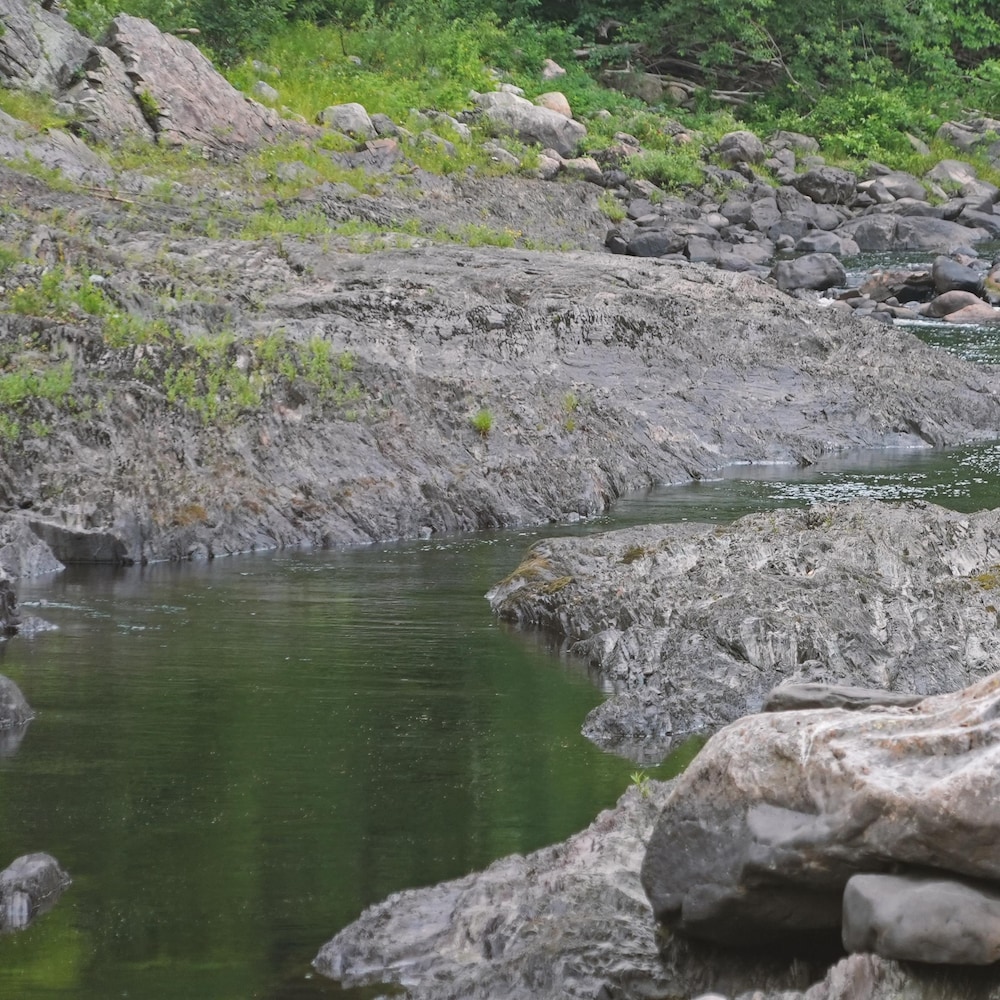 Une rivière serpente à travers des caps rocheux. 