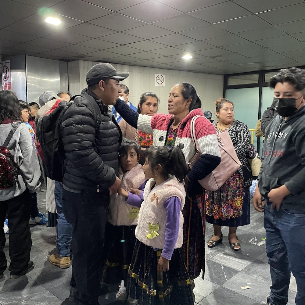 Des familles se disent au revoir à l'aéroport. 
