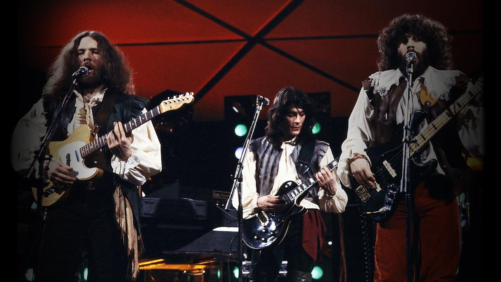 Le groupe est en performance sur une scène.